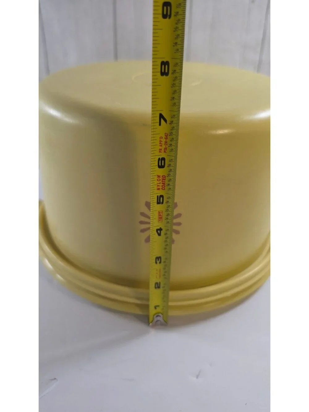 VINTAGE 70'S  TUPPERWARE CAKE CARRIER TAKER SUNBURST YELLOW 684-5 DOME